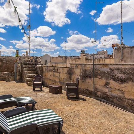 Explore The Historic City On Foot From An Old Town House 莱切 外观 照片