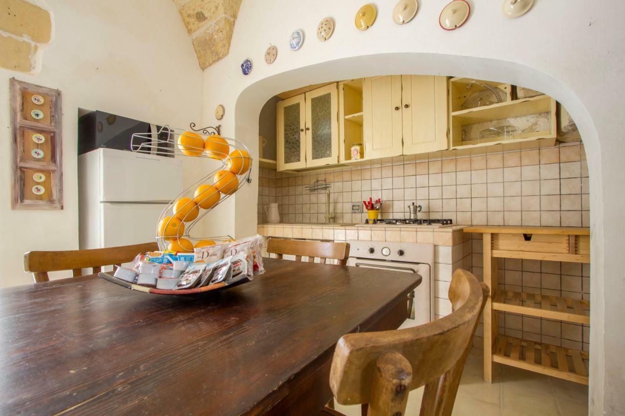 Explore The Historic City On Foot From An Old Town House 莱切 外观 照片