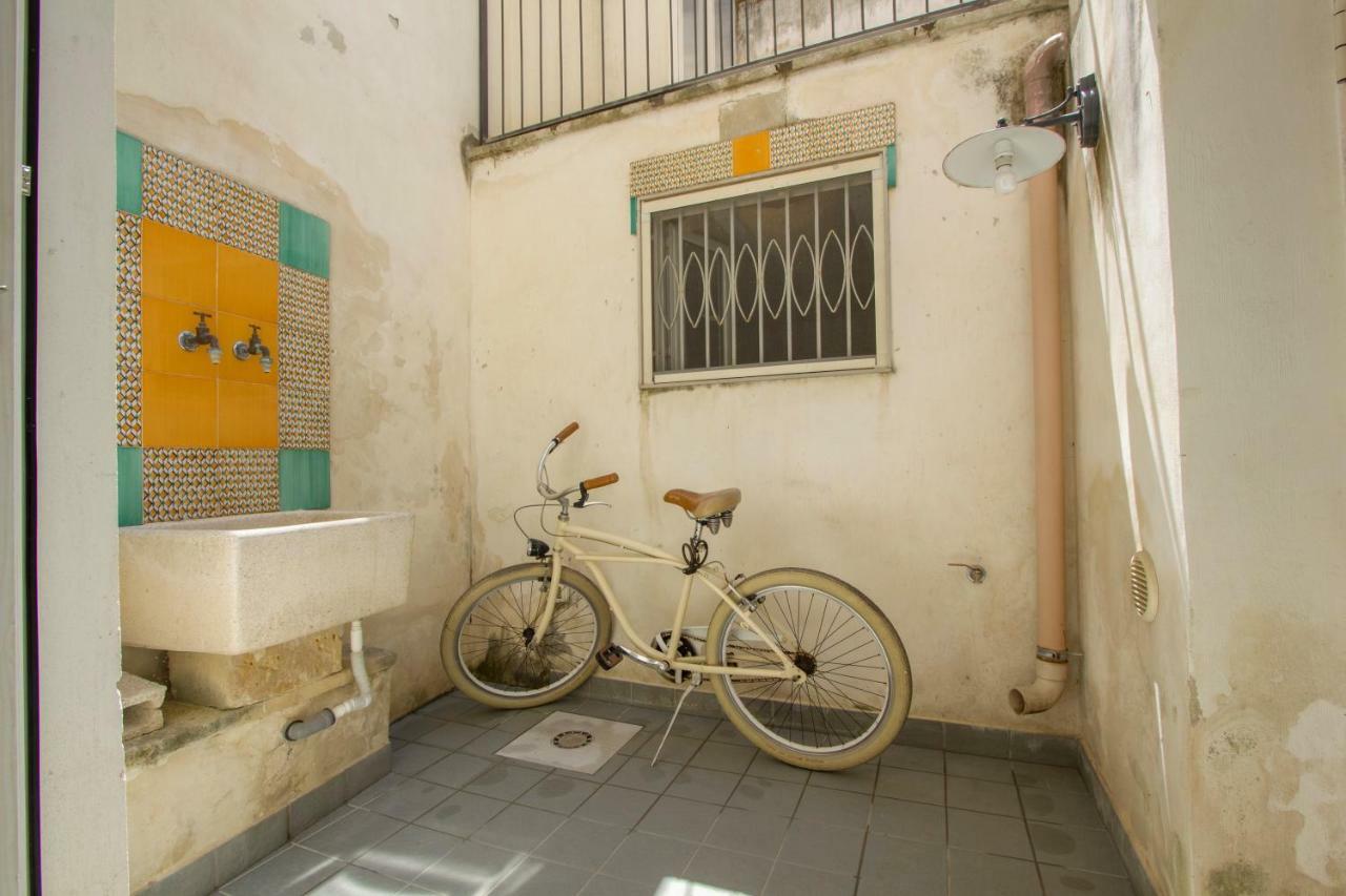 Explore The Historic City On Foot From An Old Town House 莱切 外观 照片